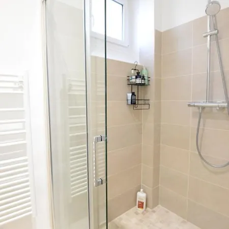 Nice Apt For 2- Bright In
